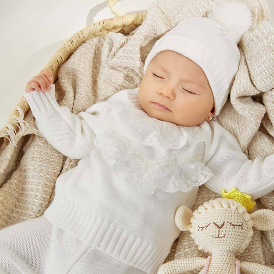 Conjunto infantil estilo romano con túnica blanca y detalles dorados.
