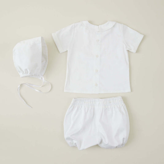 Vista trasera de pelele blanco para ceremonia de bautizo