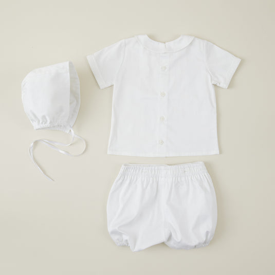 Vista trasera de pelele blanco para ceremonia de bautizo