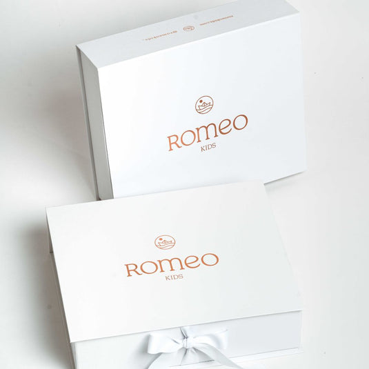 Pijama infantil de algodón con estampado de constelaciones y planetas