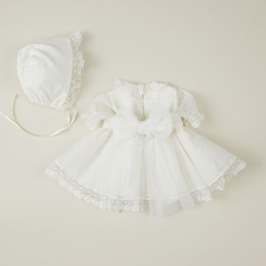 Detalle del vestido azucena con bordados florales y tejido vaporoso