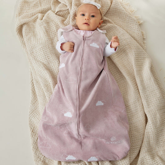 Conjunto infantil de dos piezas en tono pastel con estampado floral y tejido suave.