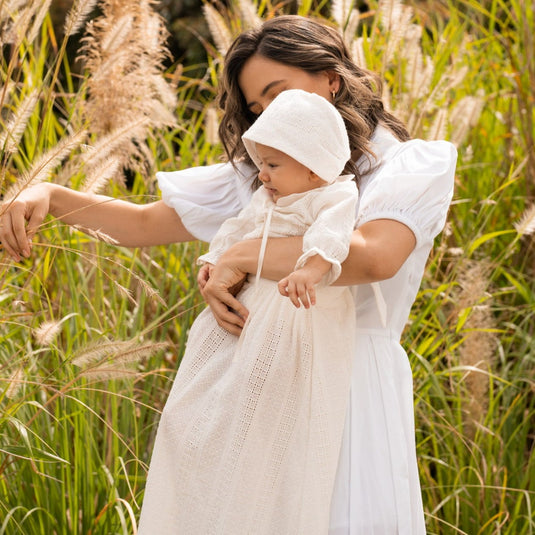 Conjunto de bautizo para bebé en blanco con bordados delicados