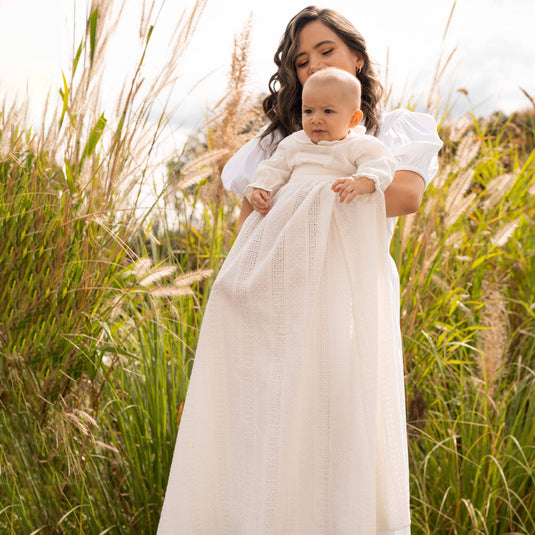 Conjunto de bautizo para bebé en blanco con bordados delicados
