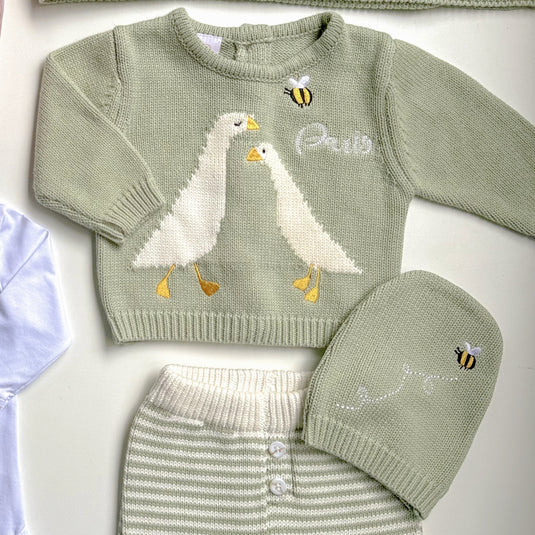 Detalle de costura y tejido de prenda infantil con etiqueta de calidad