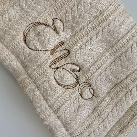 Enterizo acanalado para bebé en tono arena con botones en el hombro