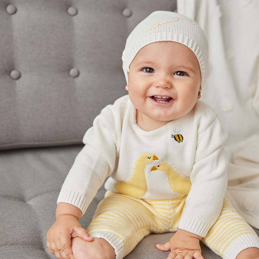 Vestido de fiesta para niña con volantes y detalles en encaje blanco