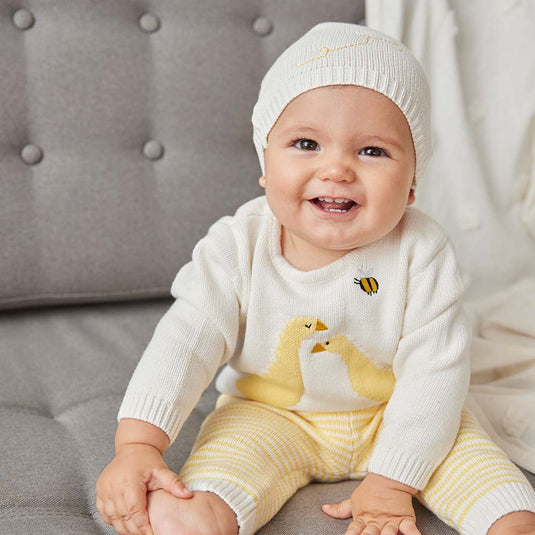 Conjunto infantil de baño con estampado de patitos y gorro incluido