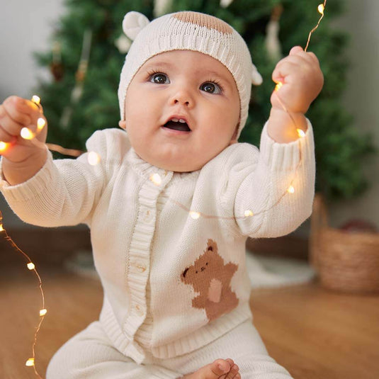 Conjunto infantil de algodón orgánico con estampado de rayas en tonos neutros