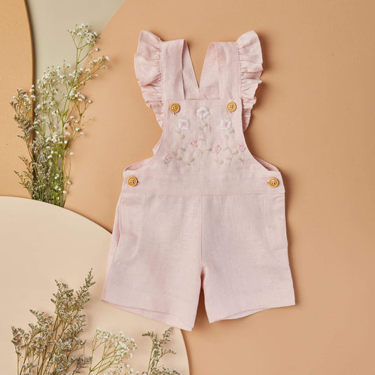 Overoles cortos para niños en color rosa con bolsillos frontales y cierre de botones