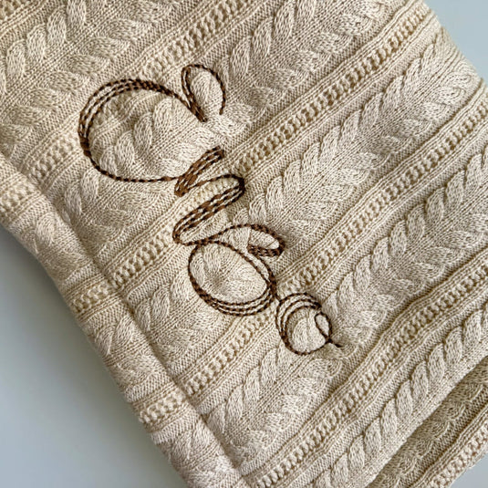 Detalle del bordado personalizado en enterizo infantil