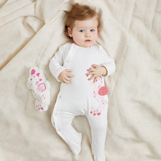 Pijama infantil con estampado de caballitos de mar en tonos azules y blancos.