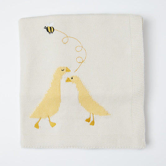 Vista trasera del abrigo infantil con diseño acolchado y capucha