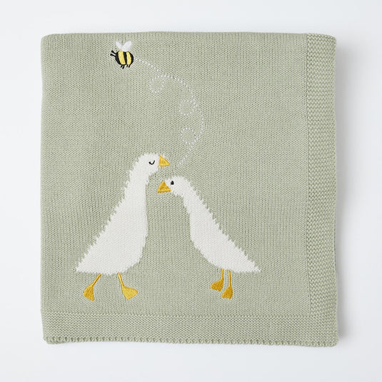 Detalle del abrigo infantil mostrando cierre de botones y bolsillos