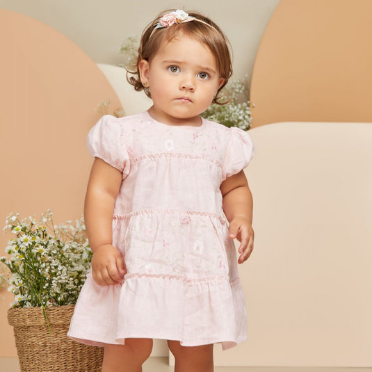 Conjunto infantil de dos piezas en tono beige con bordados delicados.