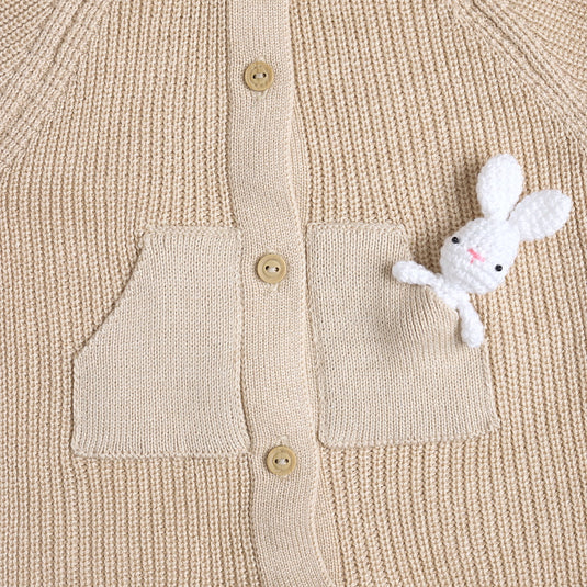 Vista frontal del enterizo acanalado arena mostrando su textura