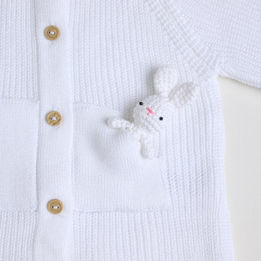 Detalle del cuello y hombros del enterizo acanalado blanco