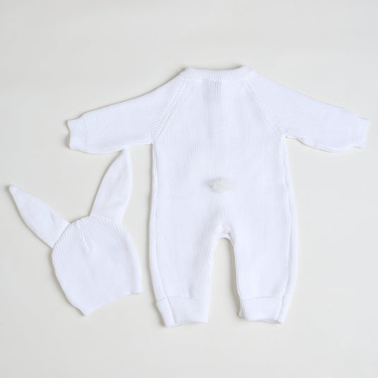 Vista lateral del enterizo blanco mostrando su corte acanalado