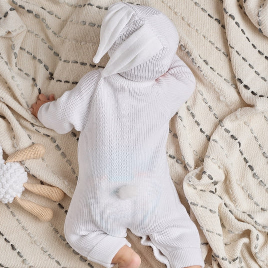 Detalle de los botones y costura del enterizo acanalado blanco