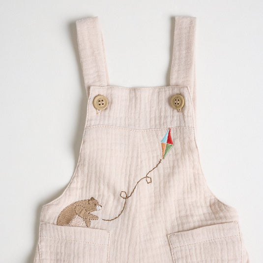 Detalle del estampado de cara de oso en el overol infantil