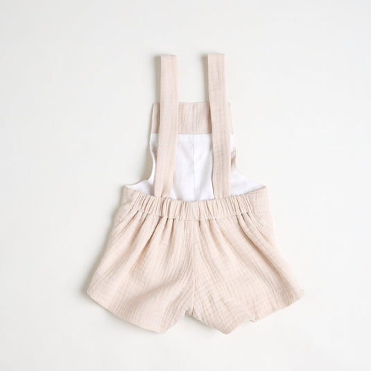 Vista trasera de overol infantil con colita de oso