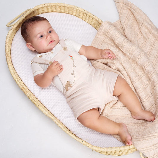 Overol infantil con diseño de oso en tonos beige y marrón