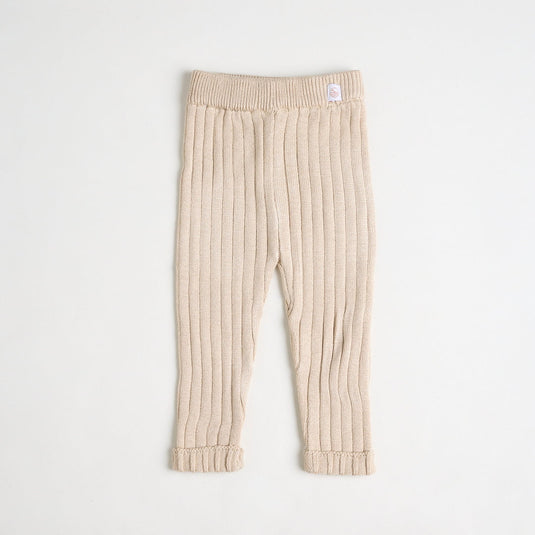 Pantalón acanalado color arena con diseño minimalista