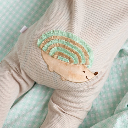 Pijama infantil con diseño de erizo en tonos tierra y verde menta