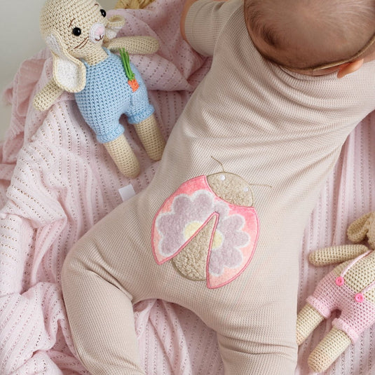 Pijama infantil con divertido estampado de mariquitas rojas