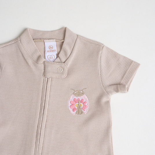 Detalle del estampado de mariquitas en pijama de algodón