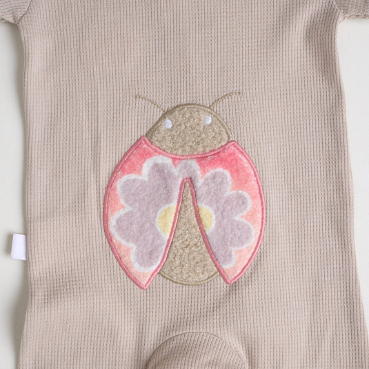 Pijama para niño con mariquitas y puntos negros sobre fondo rojo