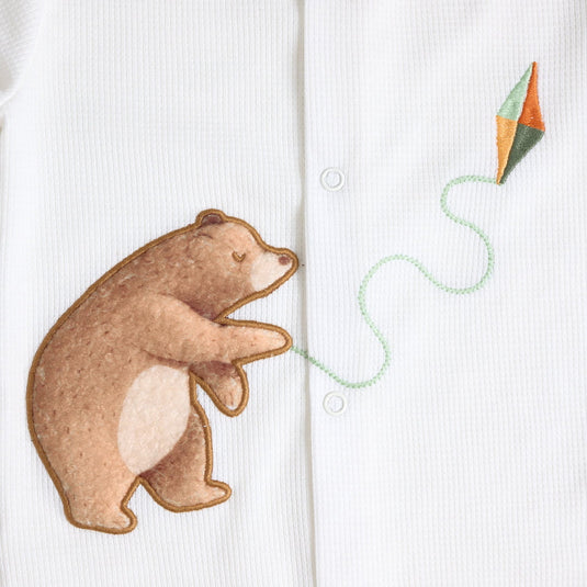 Detalle del estampado de oso en pijama infantil de franela