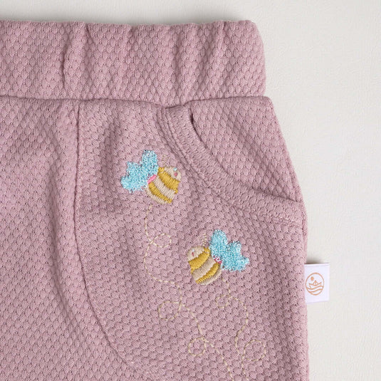 Vista lateral de sudadera infantil con diseño de flores grandes