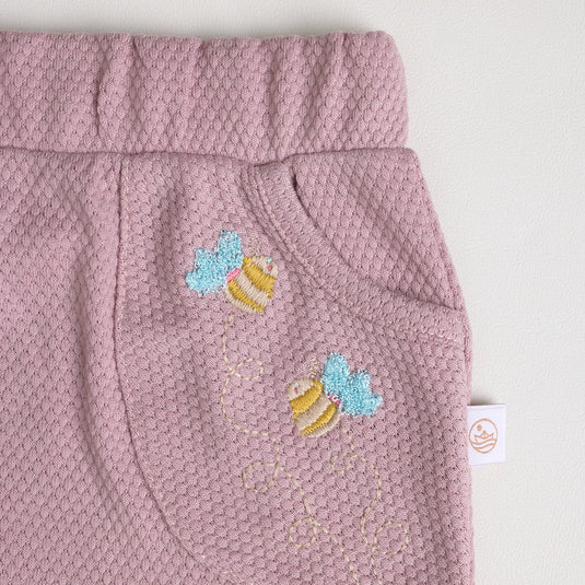 Vista lateral de sudadera infantil con diseño de flores grandes