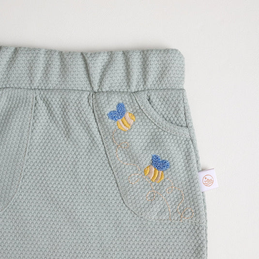 Vista frontal de sudadera floral con capucha ajustable