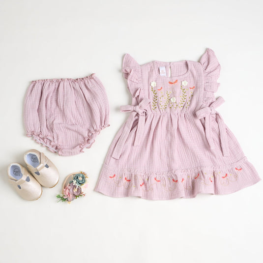 Detalle del estampado floral en vestido Saturina