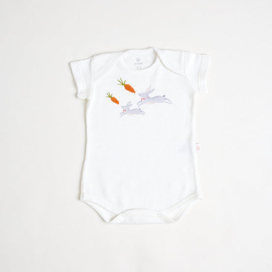 Detalle del estampado de conejos en body infantil de algodón