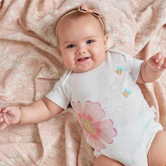 Body infantil con estampado de pájaros y ramitas en tonos suaves