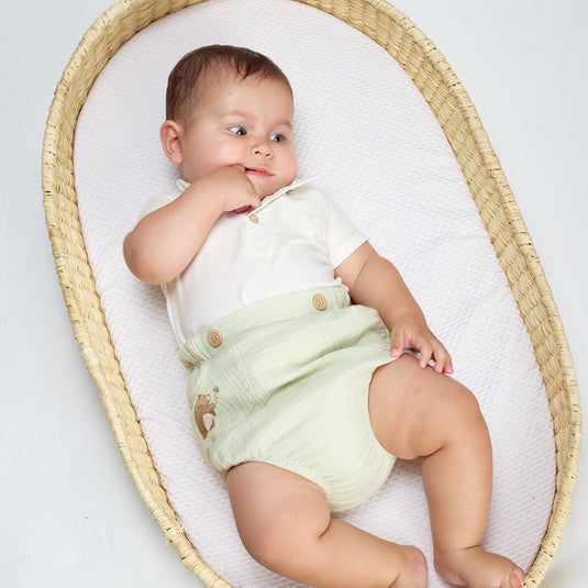 Cubrepañales con diseño de oso en tonos beige, con broches ajustables y orejitas suaves