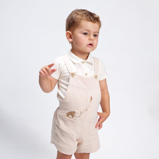 Overol infantil con diseño de oso en tonos beige y marrón