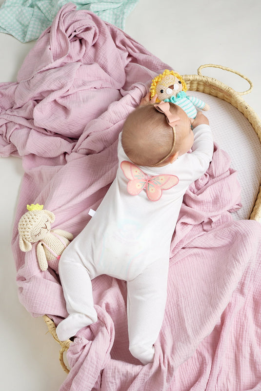 Detalle del estampado de mariposas en pijama infantil