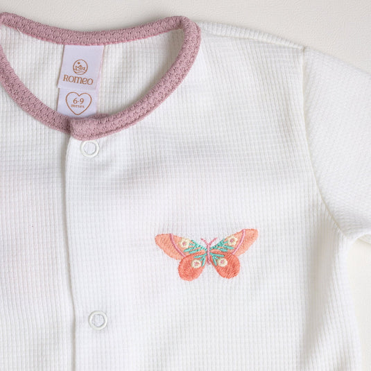 Pijama de niña con mariposas rosadas y detalles en contraste