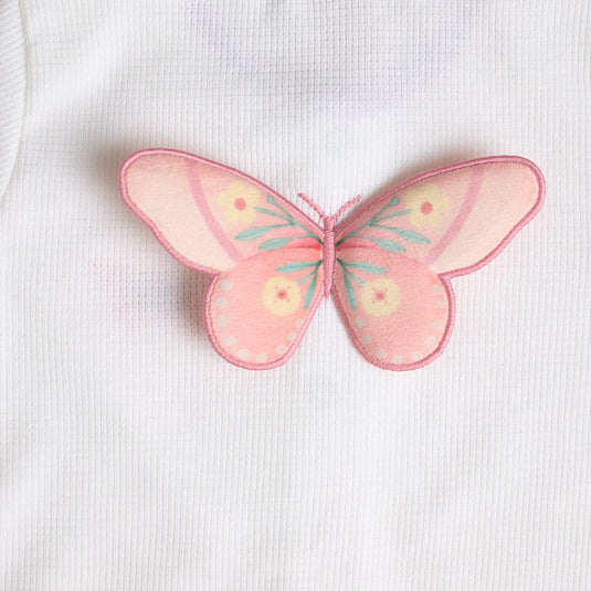 Vista lateral de pijama infantil con diseño de mariposas