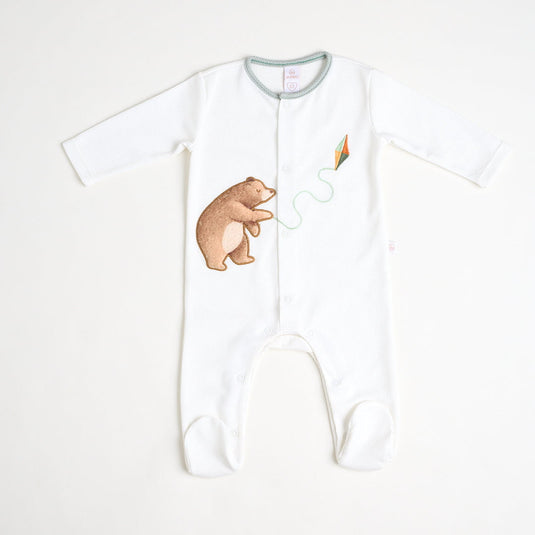 Vista frontal de pijama con estampado de oso y árboles