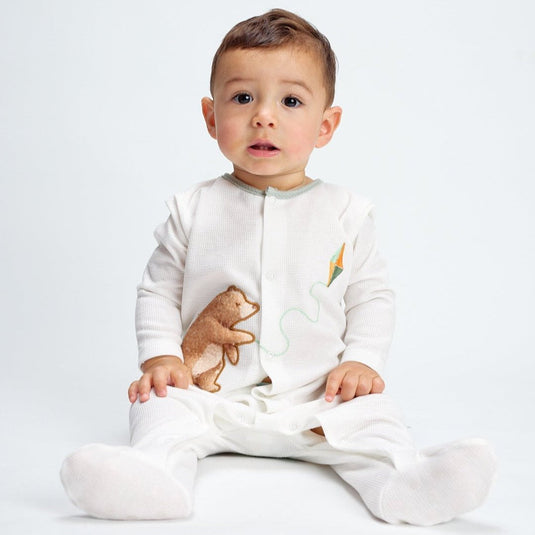 Pijama infantil con estampado de osos jugando en tonos azules