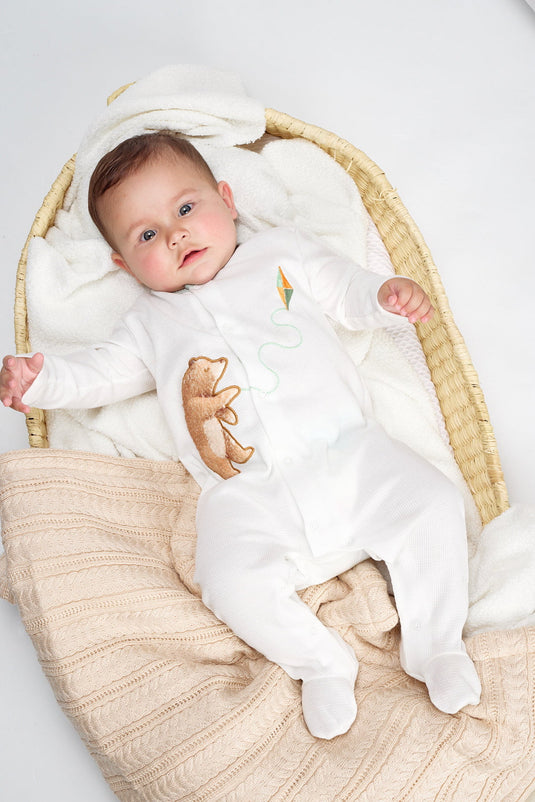 Pijama infantil con estampado de osos jugando en tonos azules
