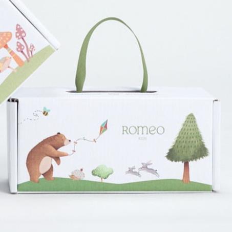 Toalla con capucha personalizada con diseño de mariposas y nombre bordado en rosa