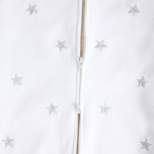 Vista frontal del vestido cristal para niña, con tejido translúcido y adornos delicados.