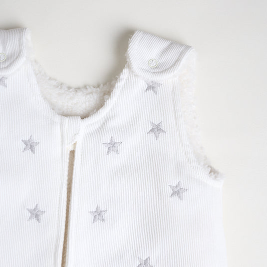 Vestido infantil cristal con detalles brillantes y diseño elegante para ocasiones especiales.