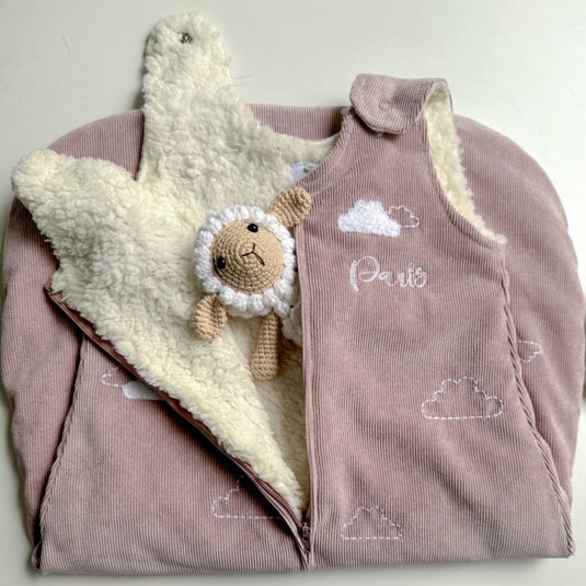 Conjunto infantil de algodón con estampado de animales y detalles en ribete.